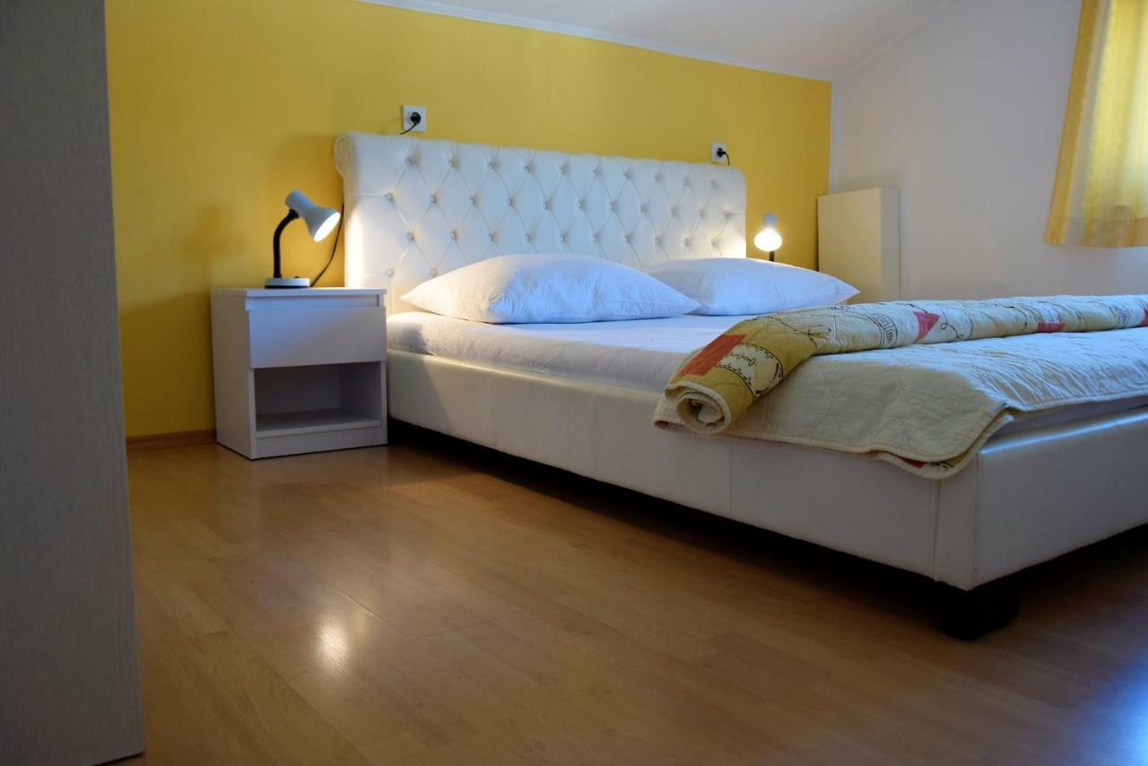 Miramar Apartments Banjol Esterno foto