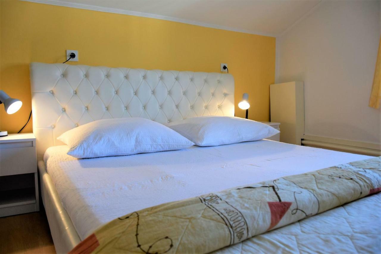 Miramar Apartments Banjol Esterno foto