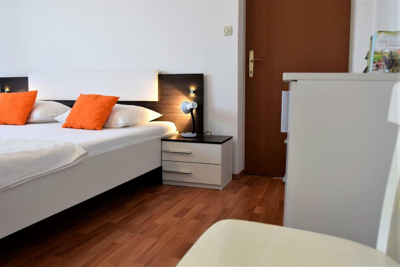 Miramar Apartments Banjol Esterno foto